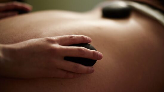 Massage aux pierres chaudes au Baluchon