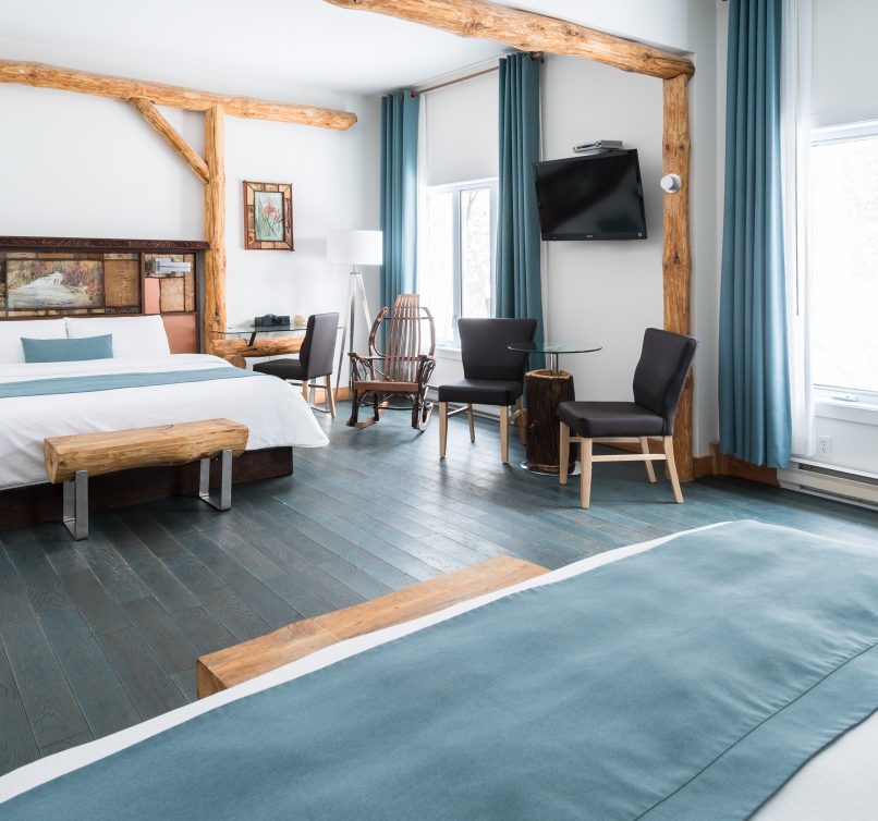 Chambre ambiance avec deux lits king au Baluchon