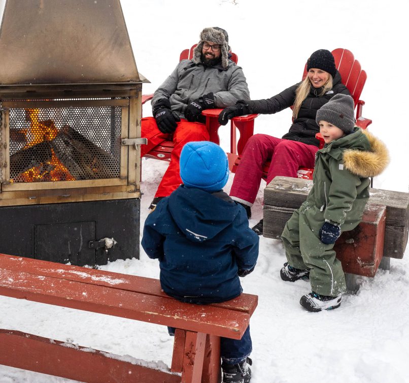 Famille-hiver_Le-Baluchon-09112_sans-skis_Carré-LR