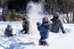 Jeu dans la neige en Famille Le Baluchon