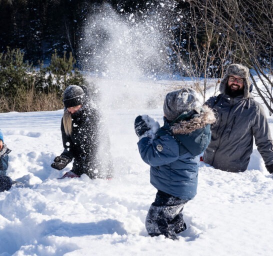 Jeu dans la neige en Famille Le Baluchon