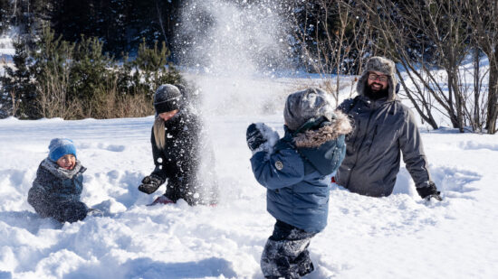 Jeu dans la neige en Famille Le Baluchon