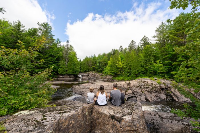 Famille près de la rivière - Le Baluchon