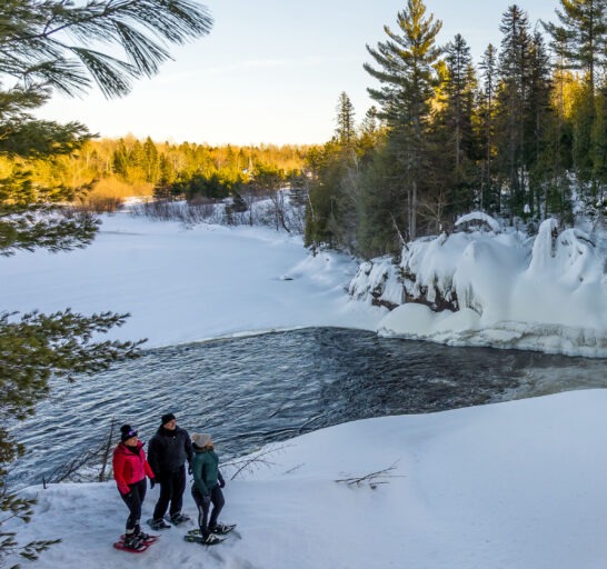 Randonnée en raquette hiver. Chute rivière Du Loup.