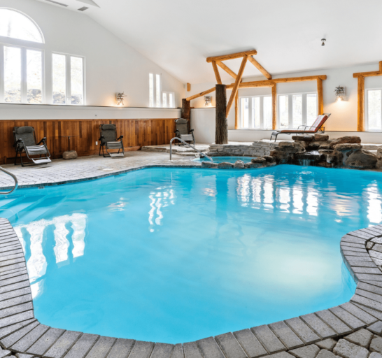 Piscine intérieure et baignoire à remous