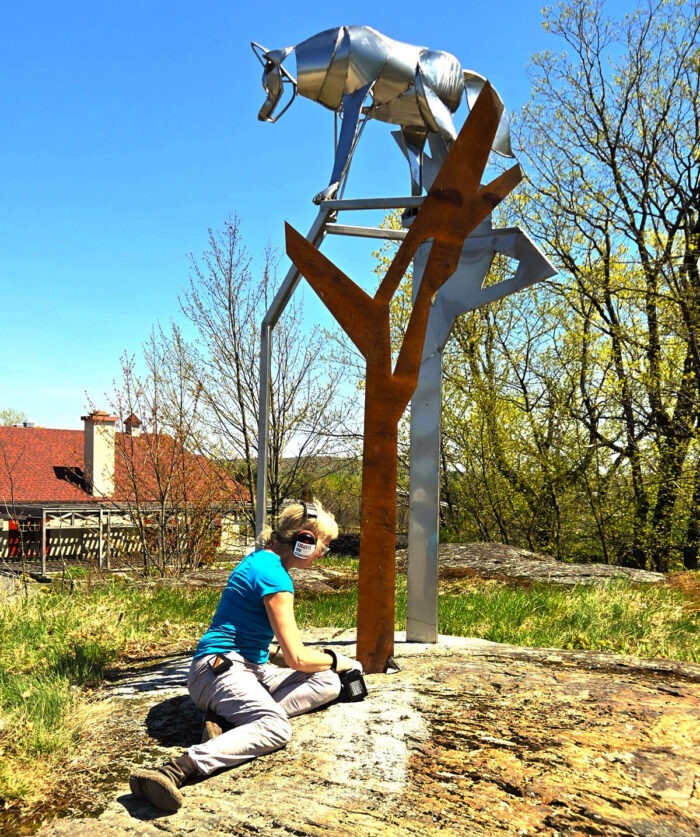 Annie Pelletier et sa sculpture au Baluchon