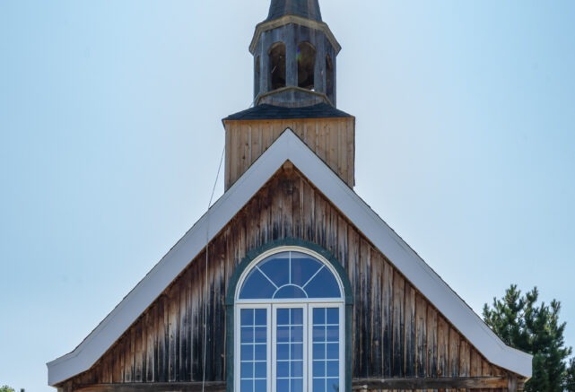 Dormir dans une chapelle en bois : mon escapade champêtre au Baluchon Éco-villégiature