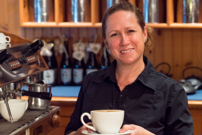 serveuse à l'Éco-café