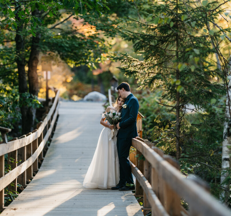Mariage, couple trottoir de bois